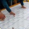 Ingénieurs analysant des plans structurels.