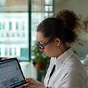 Leïla Kacem au bureau, travaillant sur des plans structurels.