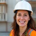 Portrait de Sophie Martin, souriante, sur chantier.